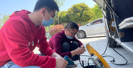 新葡萄8883正能量:职工抢修献血车,好人好事成风景!