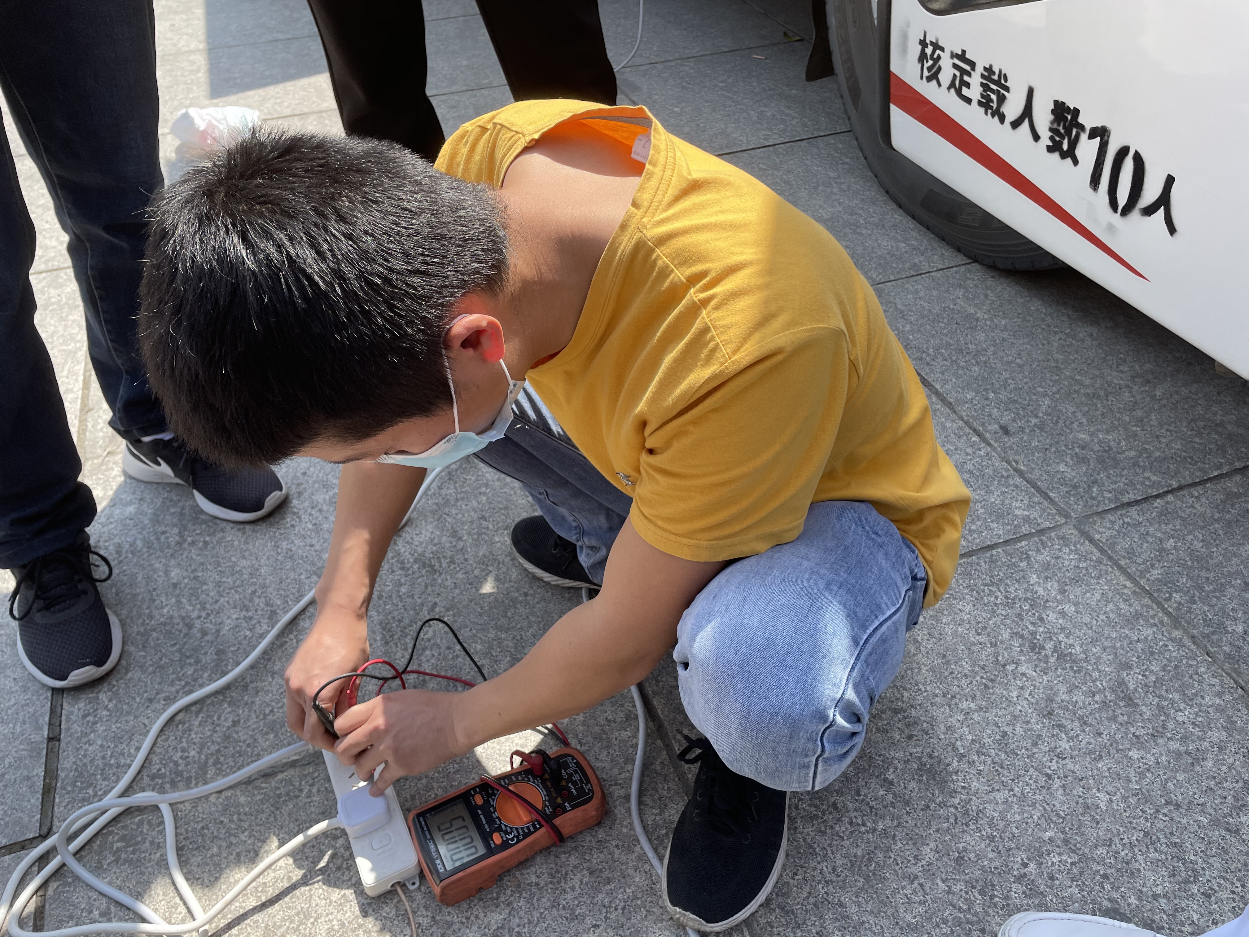 新葡萄8883正能量：职工抢修献血车，好人好事成风景！