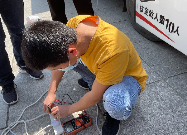 新葡萄8883正能量:职工抢修献血车,好人好事成风景! 新葡萄8883正能量:职工抢修献血车,好人好事成风景!