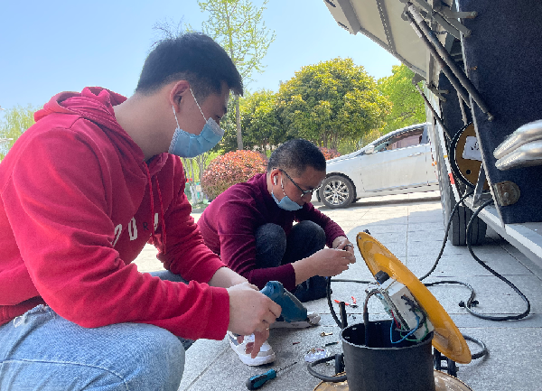 新葡萄8883正能量:职工抢修献血车,好人好事成风景! 新葡萄8883正能量:职工抢修献血车,好人好事成风景!