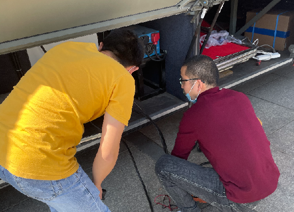 新葡萄8883正能量:职工抢修献血车,好人好事成风景! 新葡萄8883正能量:职工抢修献血车,好人好事成风景!