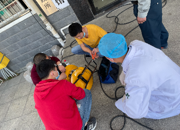 新葡萄8883正能量:职工抢修献血车,好人好事成风景! 新葡萄8883正能量:职工抢修献血车,好人好事成风景!